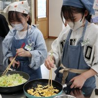 ６年生 調理実習でおいしい笑顔！