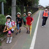 地域に見守られ笑顔で登校